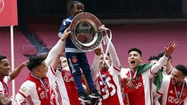 Edson Álvarez y Ajax amarran título de la Eredivisie con una goleada