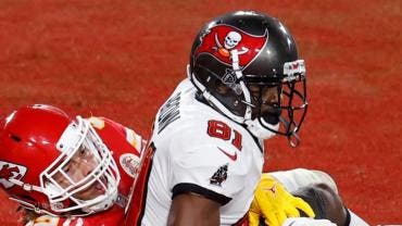 Antonio Brown supera el examen físico y renueva con los Buccaneers