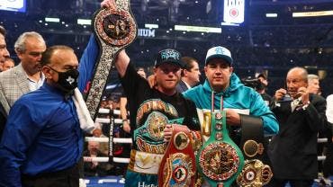 'Canelo' noquea a Saunders y ya tiene tres títulos supermedianos