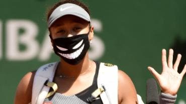 Multan a Naomi Osaka y amenazan con expulsarla de Roland Garros
