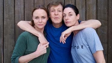 Paul McCartney con sus hijas Stella y Mary