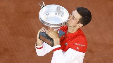 Djokovic reconquista Roland Garros tras remontar a Tsitsipas