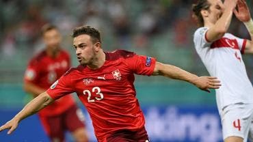 Suiza doblega a Turquía con doblete de Shaqiri y sigue con vida