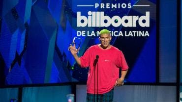El cantante puertorriqueño Bad Bunny recibe el premio a Artista del Año, Redes Sociales durante la vigésimo primera edición de los Premios Billboard de la Música Latina en el Hotel y Casino Mandalay Bay de Las Vegas.