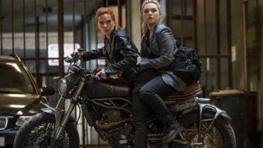 Las actrices Scarlett Johansson, como Natasha Romanoff, y Florence Pugh, como Yelena Belova, durante una escena de la película 'Black Widow'.