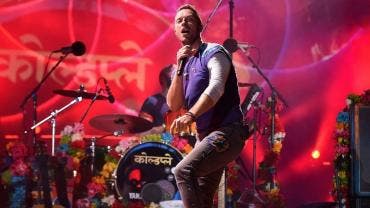 El líder de la banda británica Coldplay, Chris Martin, durante el concierto ofrecido por el grupo en el Suncorp Stadium de Brisbane, Australia.
