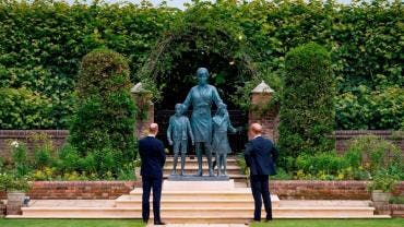 Los príncipes Guillermo y Enrique desvelan una estatua cerca del palacio de Kensington en honor a su madre, Diana de Gales, que este jueves 1 de julio, habría cumplido 60 años.