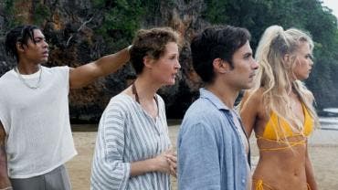 Gael García Bernal en una escena de la película 'Old'.