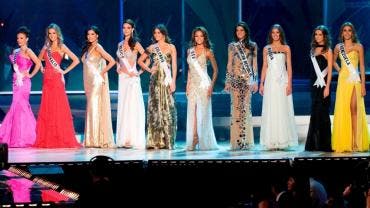 Imagen de las diez semifinalistas en el 57º Certamen Anual de Miss Universo celebrado en el Centro de Convenciones de la Corona en Nha Trang, Vietnam. 