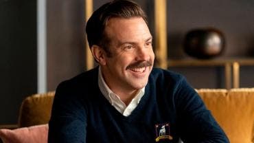 Jason Sudeikis como Ted Lasso durante una escena de un episodio de la serie 'Ted Lasso'.