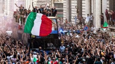 Italia recorre Roma con un autobús descubierto para celebrar la Eurocopa