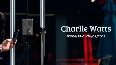Una cinta negra atada a la puerta de entrada y una inscripción: 'Charlie Watts 02/06/1941 - 24/08/2021', presidían la fachada de la tienda de los Rolling Stones de Londres, situada en la céntrica Carnaby Street, que cerró en señal de luto.