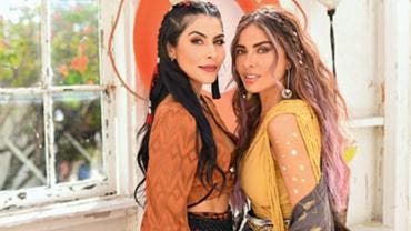 María León con Gloria Trevi, en el rodaje del videoclip 'Mudanza de hormiga'.