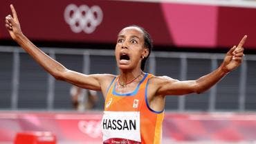 Sifan Hassan gana en 5,000 el primer oro de los tres que persigue