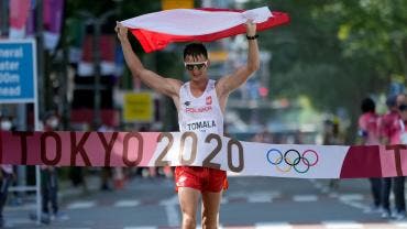 Tomala recibe la herencia de Korzeniowski gana el oro en 50 km marcha