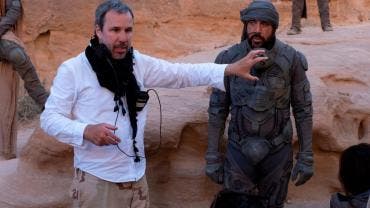 Denis Villeneuve con Javier Barden, en el rodaje de 'Dune'.