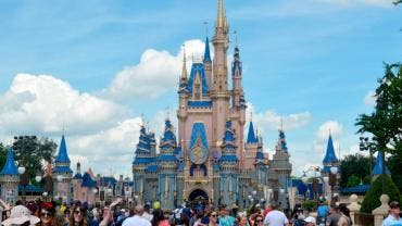 Decenas de personas caminan frente al redecorado palacio de la Cenicienta con ocasión del 50 aniversario de Walt Disney World en el parque temático Magic Kingdom en Lake Buena Vista, Florida .