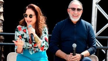La cantante Gloria Estefan con su esposo, el productor musical Emilio Estefan.
