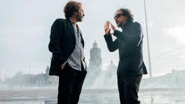 El director mexicano de cine Alejandro González Iñárritu y al actor mexicano Daniel Jiménez Cacho durante el rodaje de una película, en Ciudad de México.