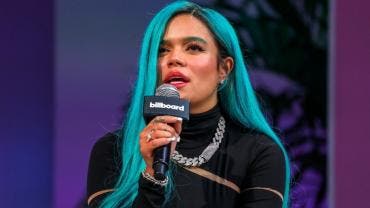 La cantante colombiana Karol G habla durante un panel de la Conferencia de los premios Latin Billboard, en el Faena Fourm de Miami, Beach, Florida. 