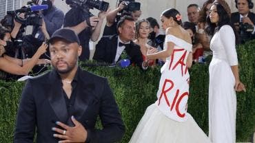 Alexandria Ocasio-Cortez y Aurora James posan en la alfombra roja para la Met Gala 2021, en Nueva York.