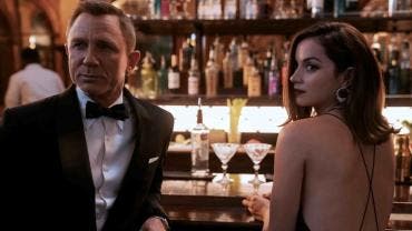 Daniel Craig y Ana de Armas, en una escena de 'No time to die'.