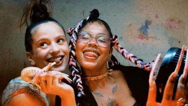 La cantante española Rosalía y la dominicana Tokischa durante la filmación del vídeo del tema 'Linda'.