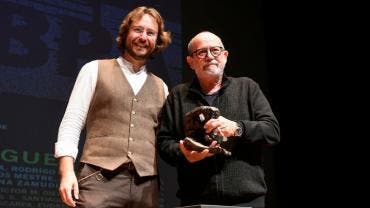 El cantautor y poeta cubano Silvio Rodríguez recibe el premio Leteo, acompañado por el director del Club Cultural Leteo Rafael Saravia, en reconocimiento a toda su trayectoria, hoy lunes en el Auditorio Ciudad de León. 