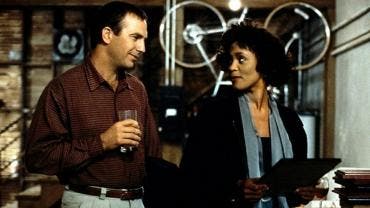 Kevin Costner y Whitney Houston, en una escena de 'The Bodyguard'.