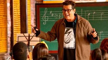 El cantante colombiano Carlos Vives en el papel del profesor de música Amaranto Molina, durante el rodaje de la serie 'El club de los graves'.