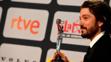 El actor mexicano Diego Luna posa con el Premio Platino de Honor.