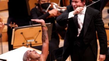 La Filarmónica de Los Ángeles muestra a la cantante Cynthia Erivo y al director de orquesta Gustavo Dudamel en un concierto especial con el que la Filarmónica de Los Ángeles regresó al Walt Disney Concert Hall tras año y medio de ausencia por pandemia.