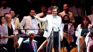 El director de la Orquesta Filarmónica del Desierto de Coahuila, Marco Natanael Espinosa, durante la inauguración del 49 Festival Internacional Cervantino hoy, en el estado de Guanajuato.