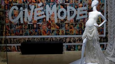 Detalle de la exposición 'Cinémode' en París sobre la influencia del cine en la obra de Jean-Paul Gaultier.
