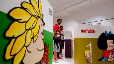 Visitantes observan la exposición 'El Mundo Según Mafalda' del caricaturista argentino Joaquín Salvador Lavado (Quino), en Guadalajara, Jalisco.