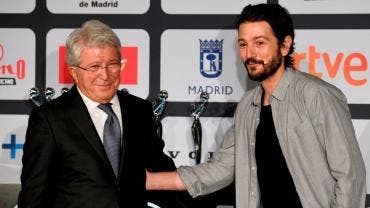 El actor mexicano Diego Luna, quien recogerá el Platino de Honor, ofrece una rueda de prensa junto al el presidente de la entidad de gestión de derechos EGEDA, Enrique Cerezo, este sábado en el hotel Palace en Madrid. 