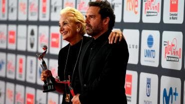 La actriz de la serie 'Patria' Elena Irureta y su creador, Aitor Gabilondo.