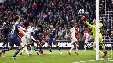 Ajax arrolla al PSV Eindhoven en el clásico con Edson Álvarez de titular