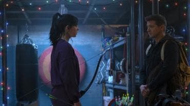 Hailee Steinfeld como Kate Bishop y Jeremy Renner como Clint Barton durante la escena de un episodio de la serie 'Hawkeye' que estrenará el 24 de noviembre en Disney+ . 
