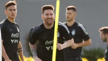 Messi se entrena sin problemas y Argentina confía en tenerlo contra Uruguay