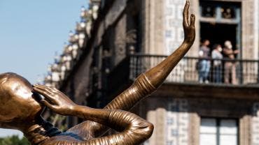 Aspecto de las esculturas La mujer en llamas de Salvador Dalí durante la inauguración de la exposición Dalí y Rodín en el Atrio de San Francisco.