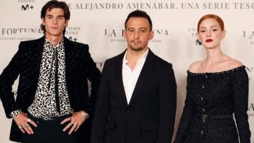 El director Alejandro Amenábar posa con los actores Álvaro Mel y Ana Polvorosa), en la presentación de la serie 'La Fortuna'.