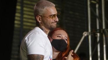 El cantante colombiano Maluma le entrega a Alexandra Ramírez, de la fundación 'El arte de los sueños', el premio a Soñadora del año, durante la inauguración de la primera sede en Medellín.