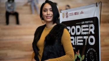 La actriz mexicana Maya Zapata, posa durante la presentación del primer festival Poder Prieto, en la Ciudad de México.