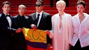 Juan Pablo Urrego, Apichatpong Weerasethakul, Elkin Diaz, Tilda Swinton y Jeanne Balibar durante el Festival de Cannes en julio de 2021.