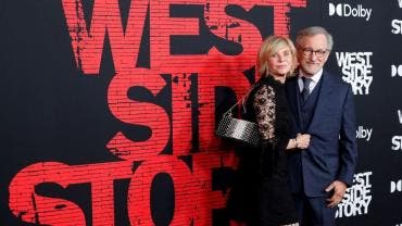 El director de cine estadounidense Steven Spielberg con su esposa Kate Capshaw, durante la premiere de 'West Side Story' en Hollywood, California.