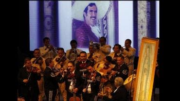 El cantante de música ranchera e ídolo mexicano Vicente Fernández fue despedido este lunes en su rancho en Guadalajara, Jalisco, con una larga misa llena de música y de cariño.