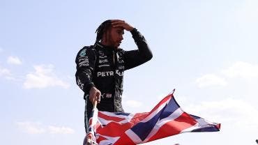 Lewis Hamilton es nombrado caballero por el Príncipe Carlos