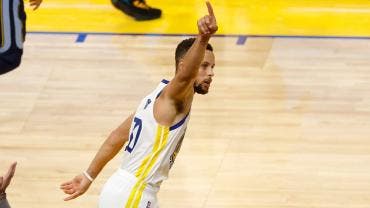 Stephen Curry se convierte en el máximo anotador de triples de la NBA