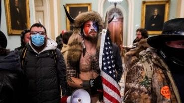 Jake Angeli, vestido de guerrero sioux, en el interior del Capitolio de EU, el 6 de enero de 2021.